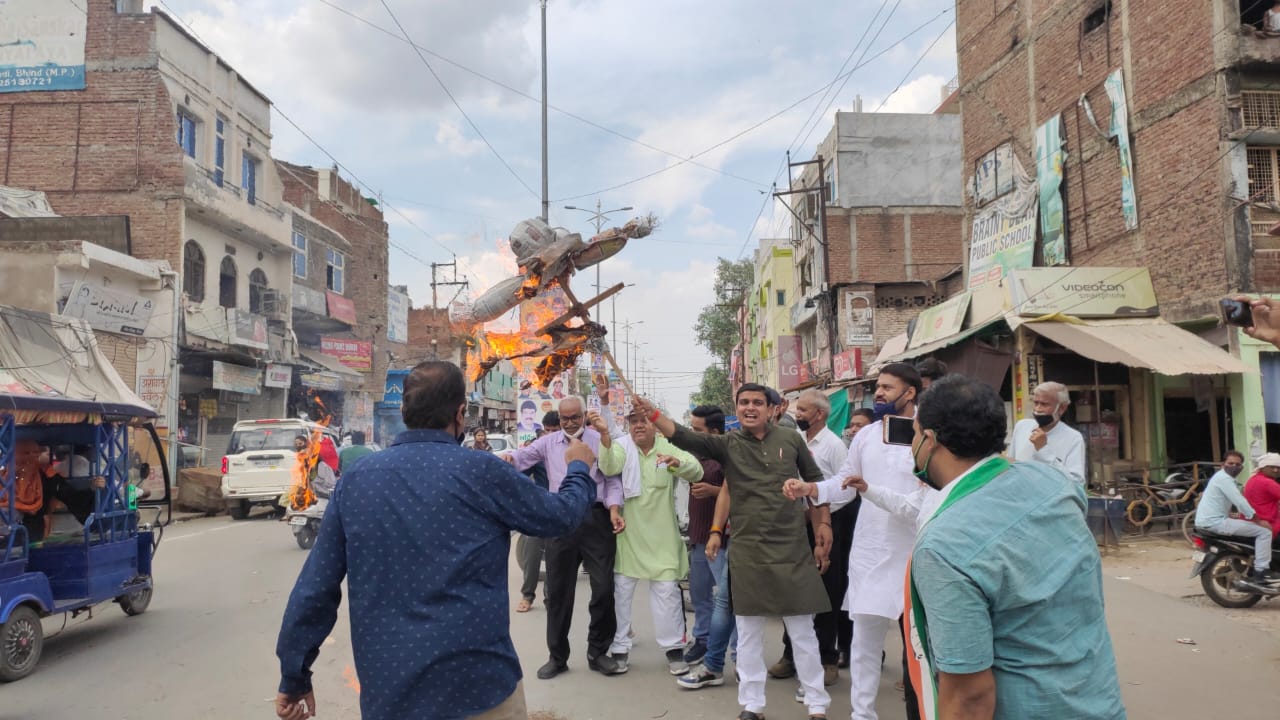 भयभीत प्राभारी मंत्री ने काँग्रेसन का ज्ञापन लेने से किया इंकार, नाराज कांग्रेसियों ने मुर्दाबाद के लगाए नारे, चौराहे पर फूँका पुतला । 
