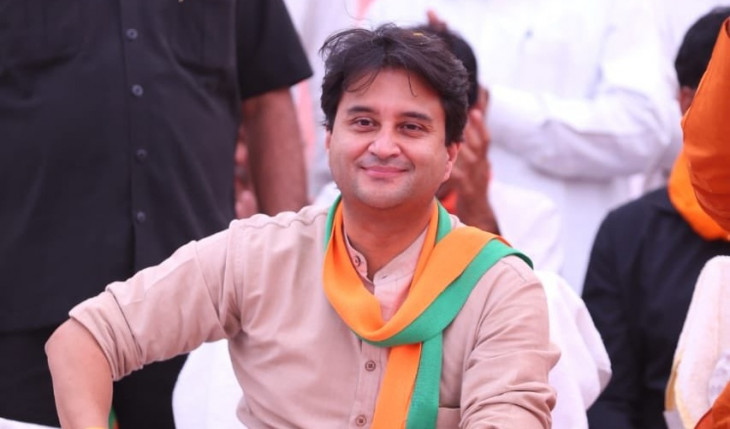 नागरिक विमानन मंत्री सिंधिया ने नौकरी के लिए दुबई जाने वाली  बेटी की  मदद की
