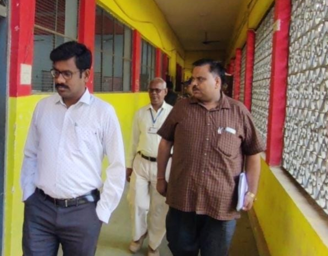 कलेक्टर ने हाईस्कूल की चल रही परीक्षाओं का किया निरीक्षण