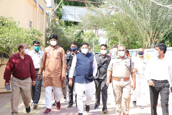 सहकारिता मंत्री व कोविड प्रभारी मंत्री द्वय ने कोरोना मरीजों का हाल जाना शीघ्र स्वस्थ होने की कामना की। 