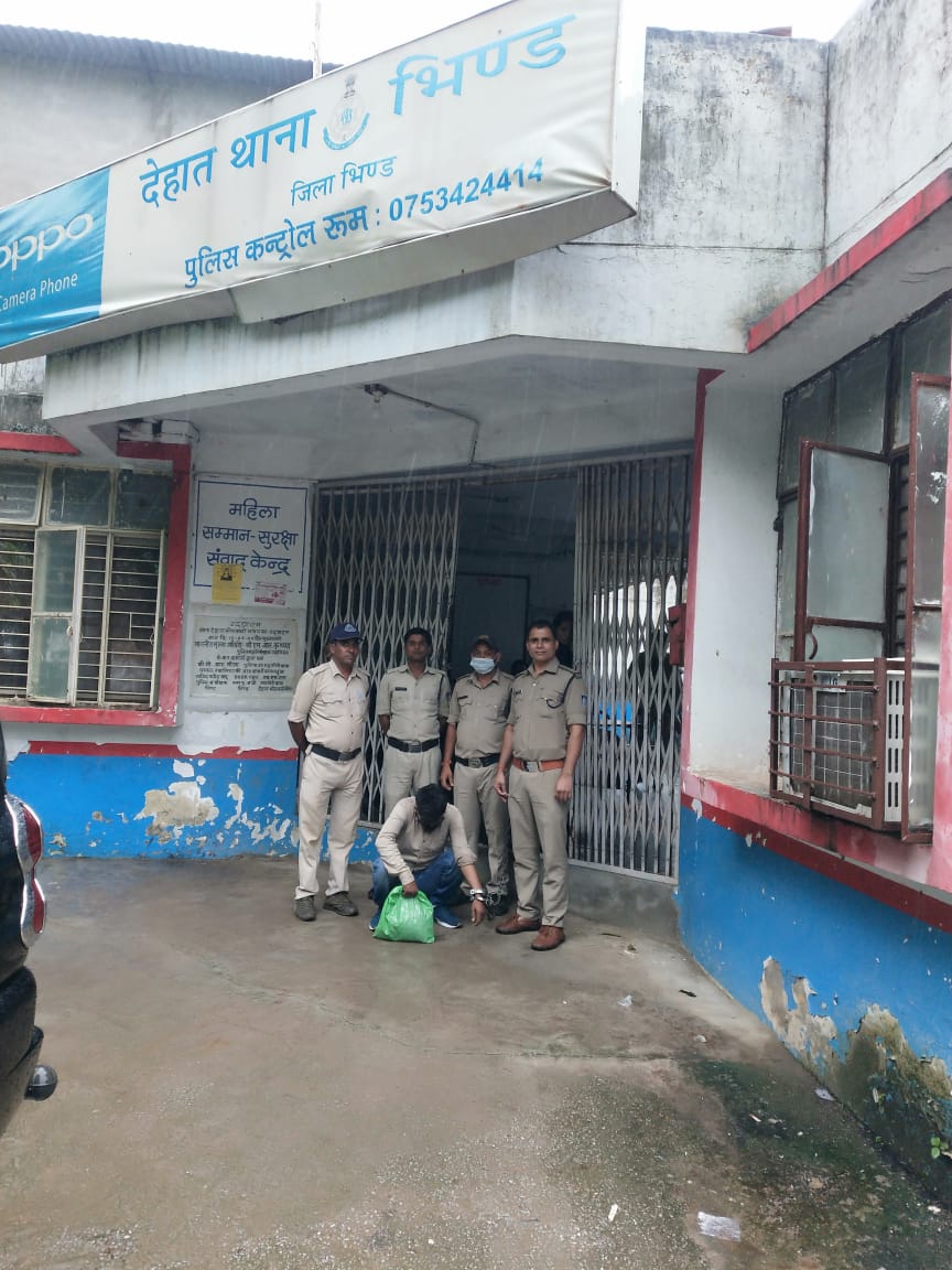 थाना देहात पुलिस द्वारा एटीएम बदलकर पैसे निकालने वाले व्यक्ति को मय एटीएम के पकडा