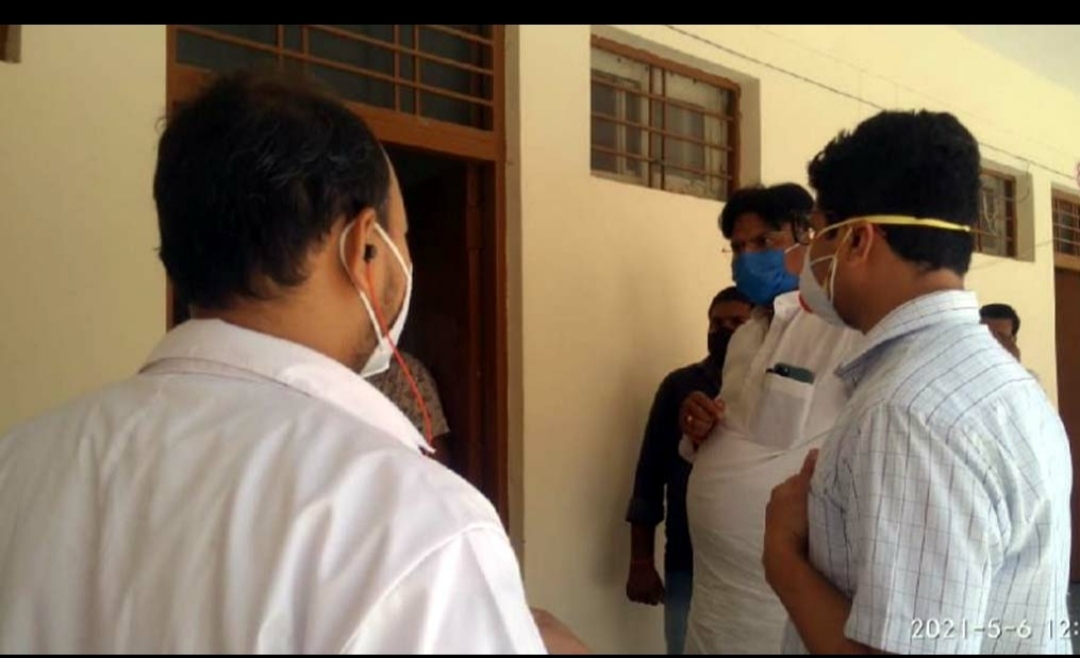कोरोना से लड़ाई में हिम्मत न हारें, हमारा हौंसला ही हमारी दवाई है: संजीव सिंह
- कोरोना सेंटर पर पहुंचकर विधायक ने व्यवस्थाओं का लिया जायजा