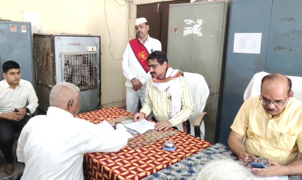 कलेक्टर के प्रयास से दशरथ को मिली कान की मशीन  