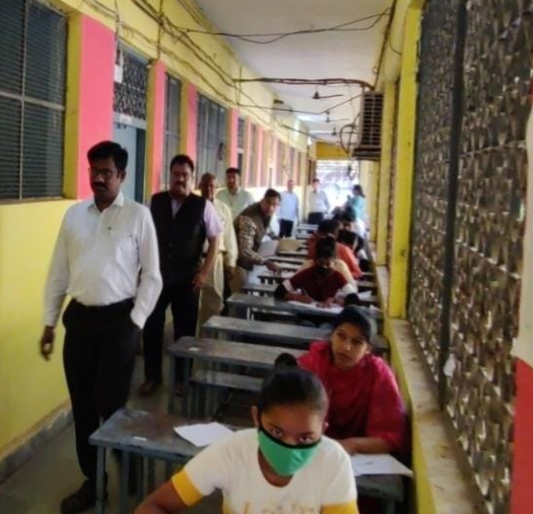 कलेक्टर ने हाईस्कूल की चल रही परीक्षाओं का किया निरीक्षण कलेक्टर ने हाईस्कूल की चल रही परीक्षाओं का किया निरीक्षण