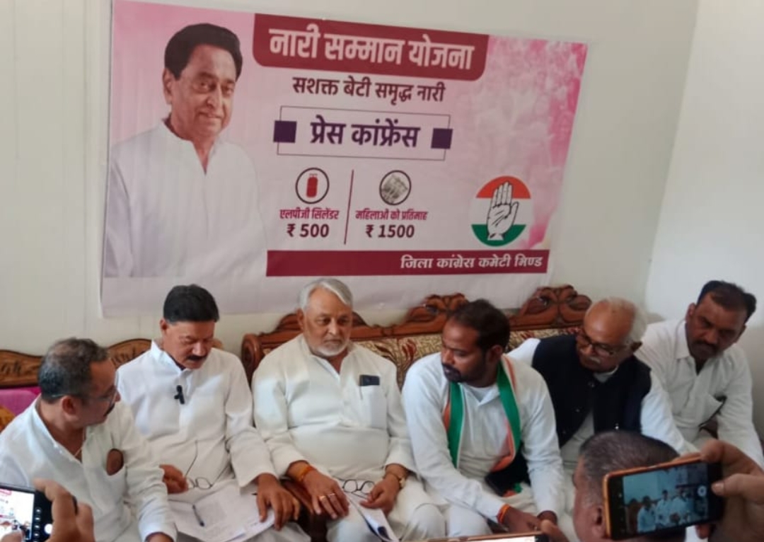 कांग्रेस की नारी सम्मान योजना महिलाओ के जीवन में वरदान साबित होगी -चौधरी राकेश सिंह
कांग्रेस की नारी सम्मान योजना महिलाओ के जीवन में वरदान साबित होगी -चौधरी राकेश सिंह