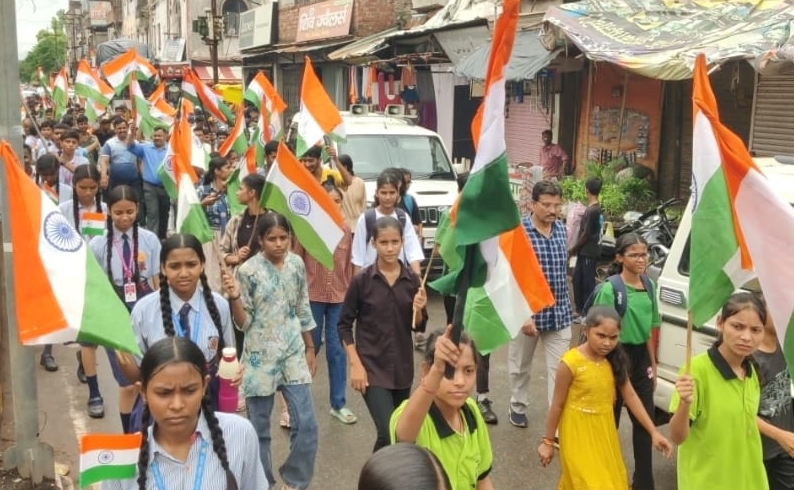 नवकरणीय ऊर्जा मंत्री राकेश शुक्ला ने तिरंगा रैली को  हरी झंडी दिखाकर किया रवाना