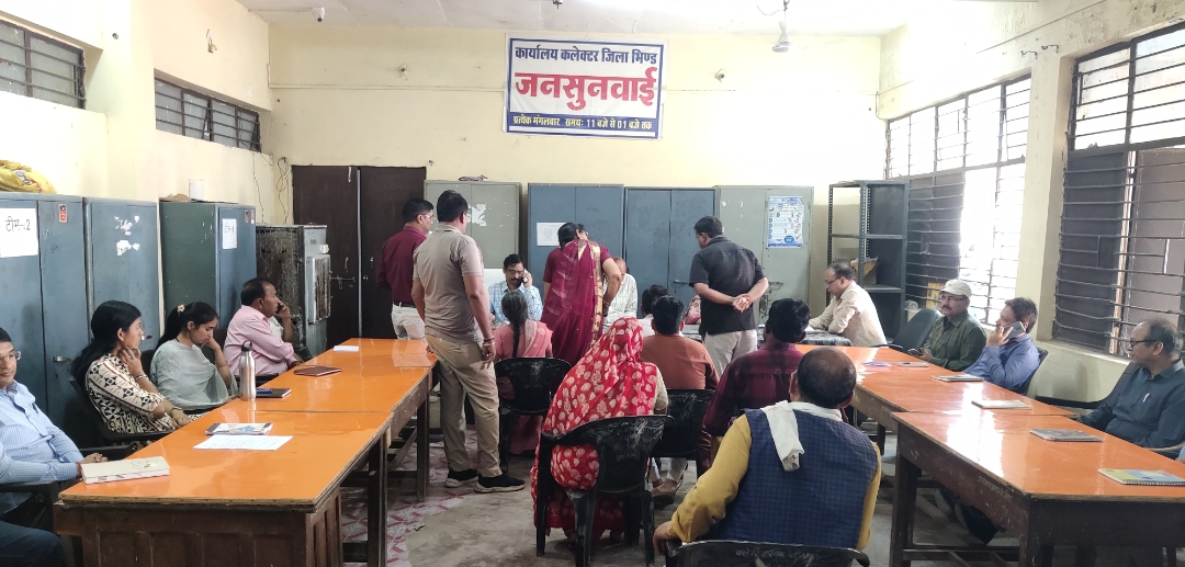 भिंड कलेक्टर की 85 आवेदनों पर त्वरित निराकरण के आदेश भिंड कलेक्टर की 85 आवेदनों पर त्वरित निराकरण के आदेश