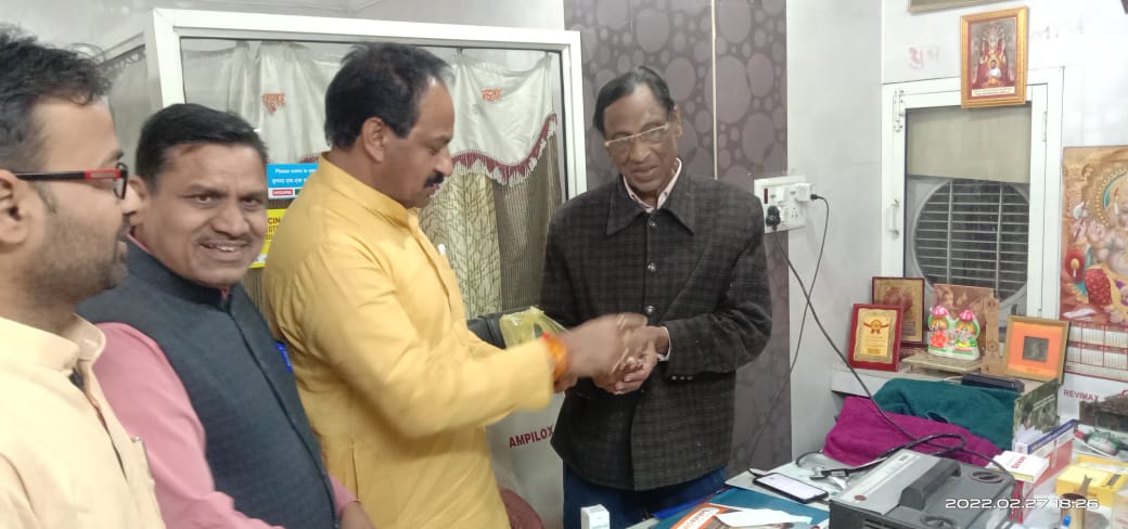 शिव बारात में शामिल होने के लिए बांटे पीले चावल, महाशिवरात्रि को निकलेगी भव्य बारात।*
शिव बारात में शामिल होने के लिए बांटे पीले चावल, महाशिवरात्रि को निकलेगी भव्य बारात।*