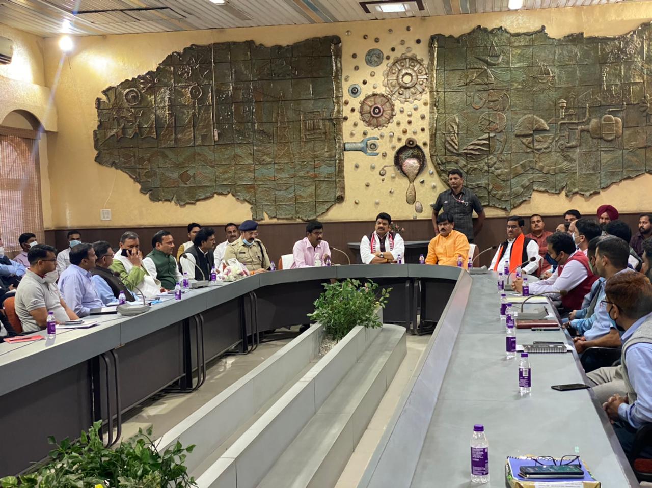 भिंड के प्रभारी मंत्री गोविंद सिंह राजपूत ने मालनपुर पहुंचकर परिचय बैठक की
भिंड के प्रभारी मंत्री गोविंद सिंह राजपूत ने मालनपुर पहुंचकर परिचय बैठक की