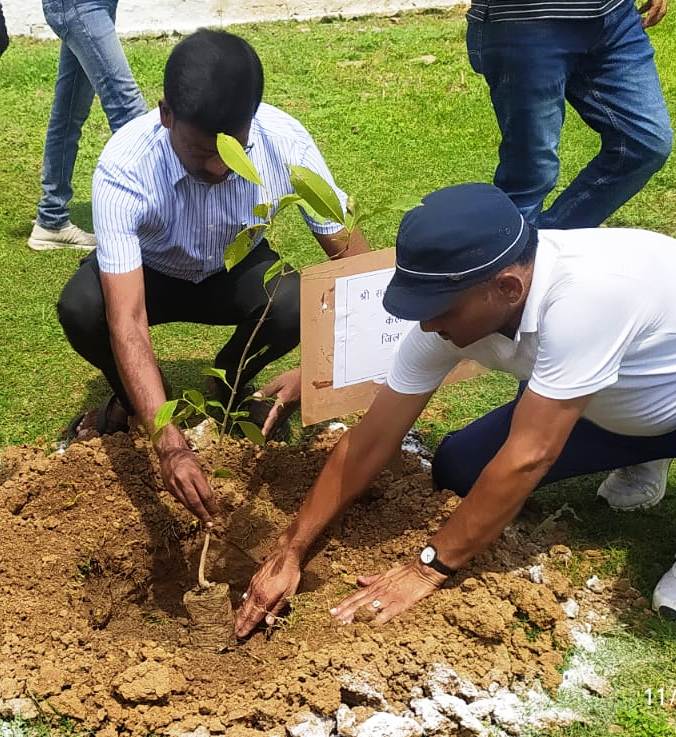 पुलिस कप्तान शैलेन्द्र सिंह चौहान बोले एक पौधे की सेवा दस बच्चों की सेवा के बराबर
पुलिस कप्तान शैलेन्द्र सिंह चौहान बोले एक पौधे की सेवा दस बच्चों की सेवा के बराबर