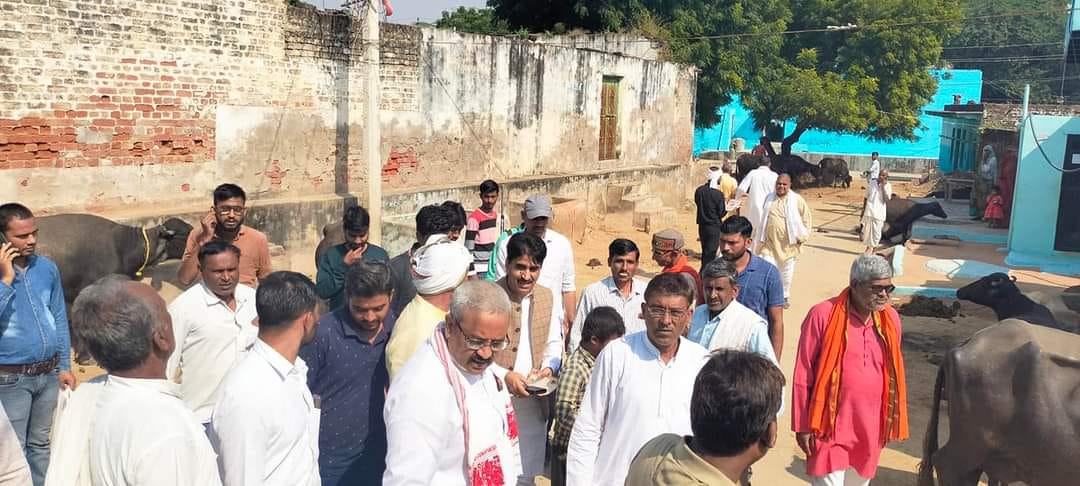 पीले चावल और आमंत्रण पत्र देकर हनुमंत कथा सुनने आमंत्रित कर रहे मुख्य यजमान भारद्वाज 
