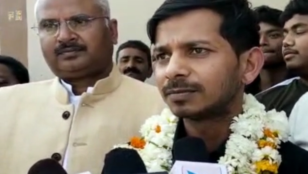 यूक्रेन में फंसे 4 छात्रों में से पहली ऋषिकेश की भिंड में हुई बापसी यूक्रेन में फंसे 4 छात्रों में से पहली ऋषिकेश की भिंड में हुई बापसी