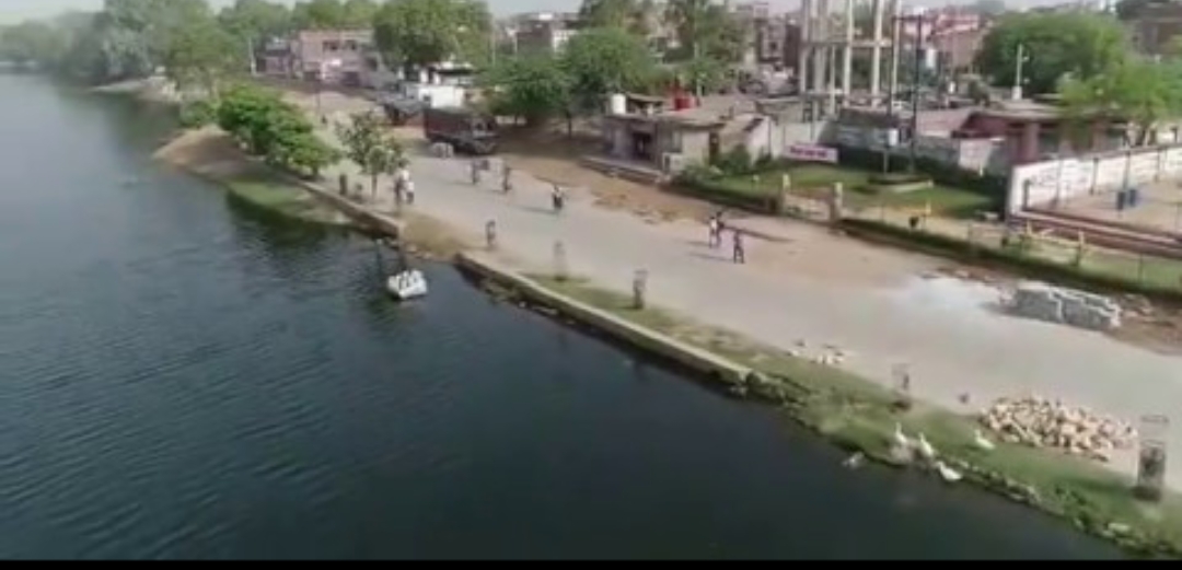 वाटर लाइन व सीवर प्रोजेक्ट कंपनी के ठेकेदार सड़को को खोदकर छोड़ रहे हैं । प्रशासन संज्ञान में ले – डॉ रमेश दुबे