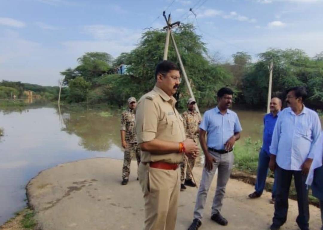 कलेक्टर एवं एसपी ने चंबल नदी के बढ़ते जलस्तर के दृष्टिगत अटेर क्षेत्र का निरीक्षण किया
कलेक्टर एवं एसपी ने चंबल नदी के बढ़ते जलस्तर के दृष्टिगत अटेर क्षेत्र का निरीक्षण किया