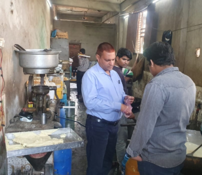 खाद्य सुरक्षा विभाग की 16 प्रतिष्ठानों पर छापामार कार्यवाही खाद्य सुरक्षा विभाग की 16 प्रतिष्ठानों पर छापामार कार्यवाही