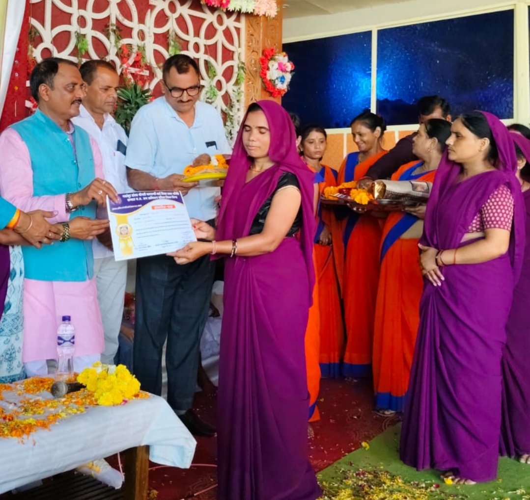 मंत्री श्री शुक्ला ने आशा, पर्यवेक्षक एवं BCM के उत्कृष्ट कार्यों हेतु किया सम्मानित
