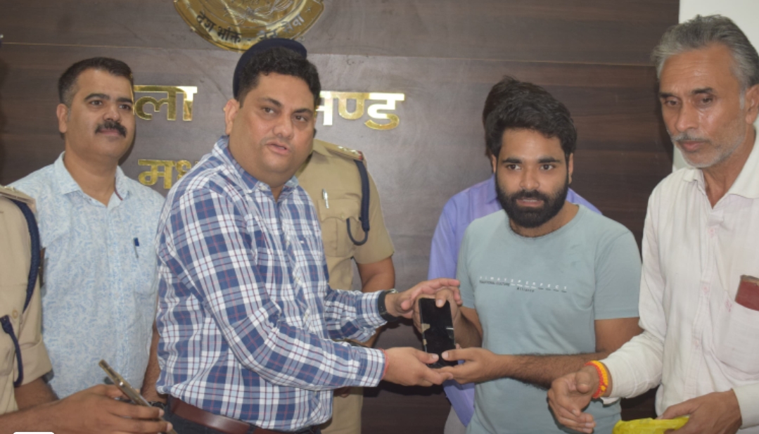 पुलिस ने गुम हुये 51 लाख के 221 मोबाईल किये बरामद। मोबाईल वापस मिलने पर मालिको के चहरे पर लोटी मुस्कान पुलिस ने गुम हुये 51 लाख के 221 मोबाईल किये बरामद। मोबाईल वापस मिलने पर मालिको के चहरे पर लोटी मुस्कान