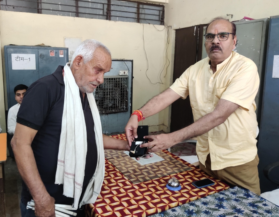कलेक्टर के प्रयास से दशरथ को मिली कान की मशीन कलेक्टर के प्रयास से दशरथ को मिली कान की मशीन