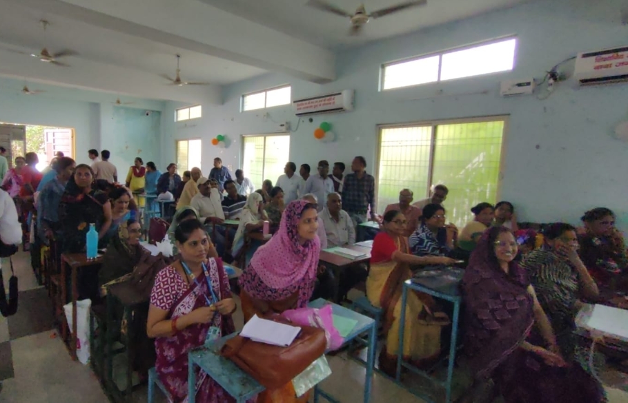 कलेक्टर ने बीएलओ प्रशिक्षण का किया निरीक्षण कलेक्टर ने बीएलओ प्रशिक्षण का किया निरीक्षण