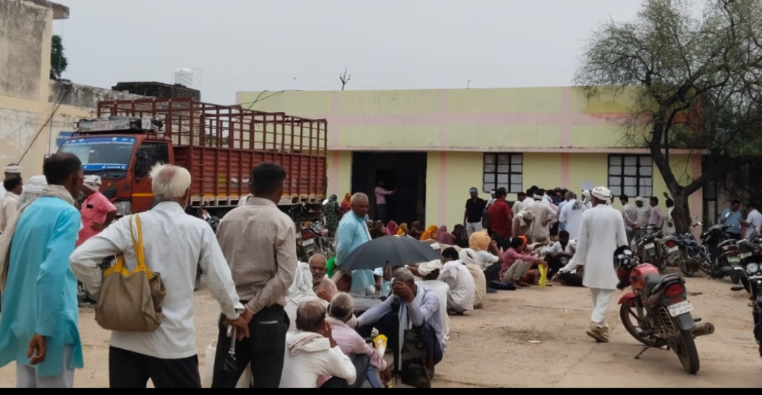 मेहगांव में खाद के लिए किसानों की सुबह  से लंबी कतारें