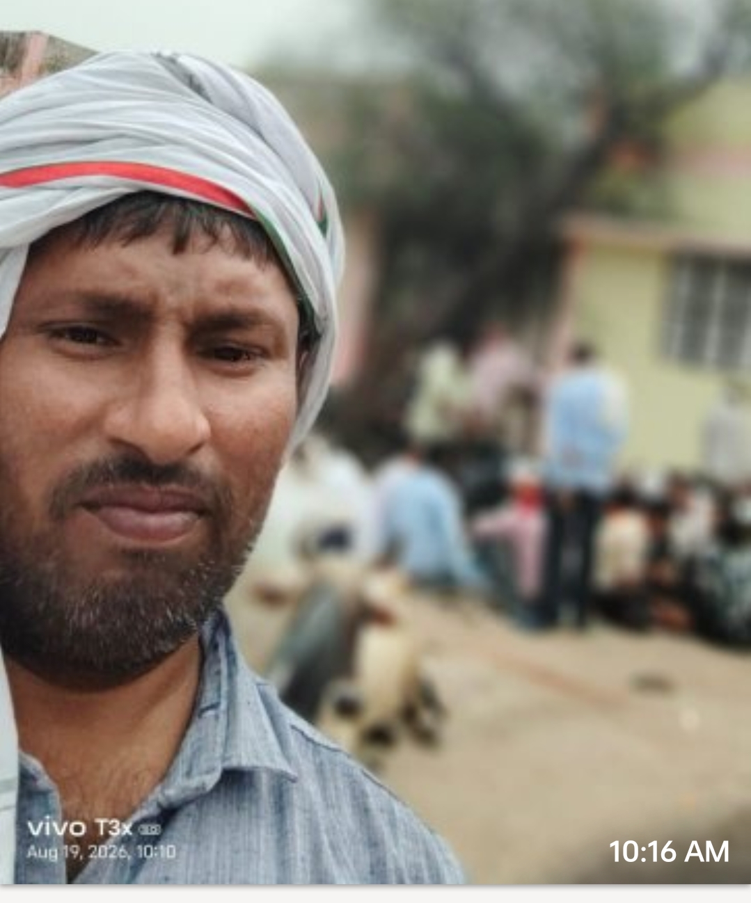 मेहगांव में खाद के लिए किसानों की सुबह  से लंबी कतारें